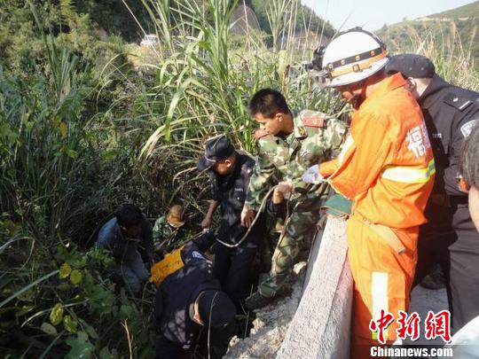 無證村民駕無牌摩托車 妻兒3人墜落山谷1人死亡