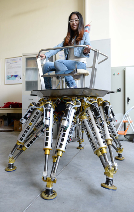 高清：上海交大研發“六爪章魚”機器人亮相