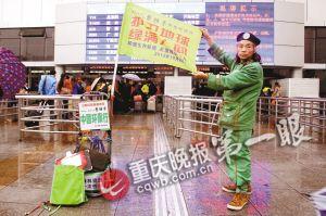 失明男子街頭宣傳環保 免費設計簽名送筷子(圖)