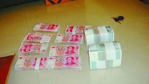 陜醫生舉報副縣長公款出游 出門戴鋼盔防身(圖)