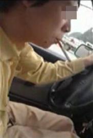 成都街頭現(xiàn)瘋狂出租:市區(qū)時(shí)速超120 紅燈不停