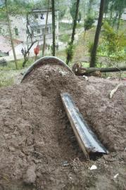 鄉村數十具尸體被盜 有盜墓者稱盜尸可保兒子上大學