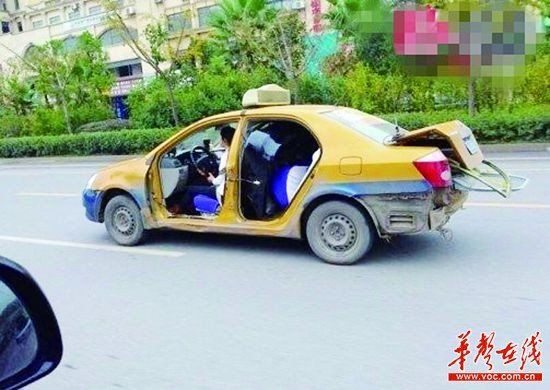 淡定女子駕“無門的士”穿行鬧市