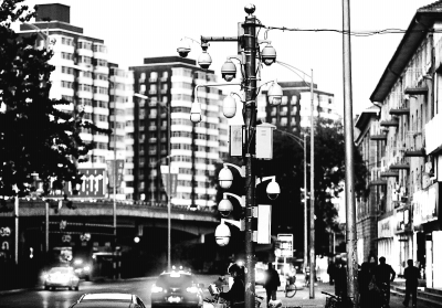 一根路桿掛11個攝像頭 相關部門稱為科研實驗采樣設置