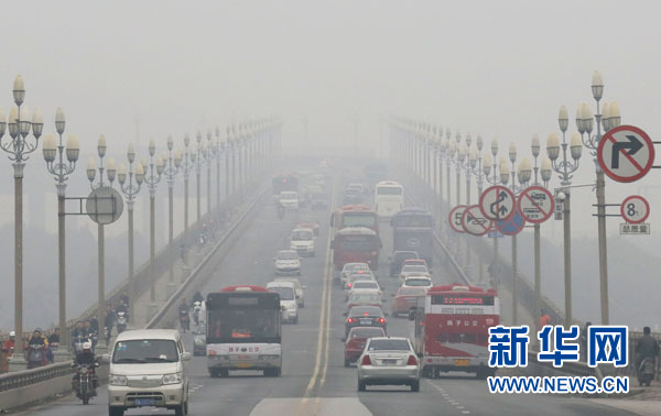 中國(guó)多地制定霧霾預(yù)案 機(jī)動(dòng)車限行引爭(zhēng)議