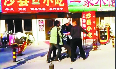 汽車停在收費車場 一夜被砸兩輛