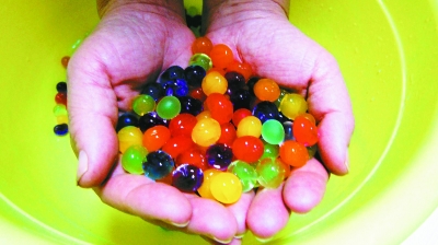 兒童流行養泡大珠 醫生：十大危險玩具之一