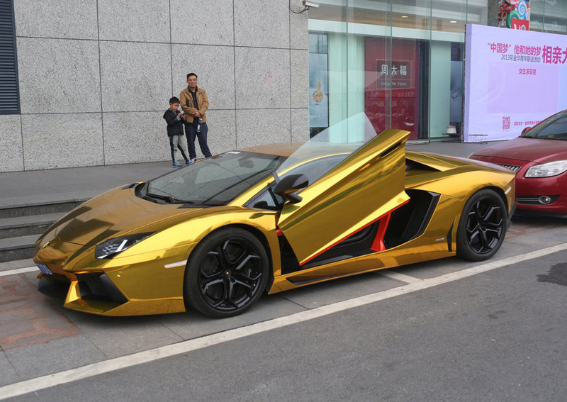 “土豪金”蘭博基尼引圍觀 車主無奈剝掉“黃金甲”