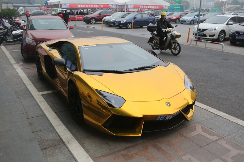 “土豪金”蘭博基尼引圍觀 車主無奈剝掉“黃金甲”