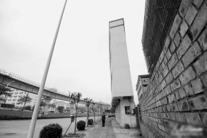 南寧再現(xiàn)“樓薄薄” 住宅樓讓人看著揪心(圖)