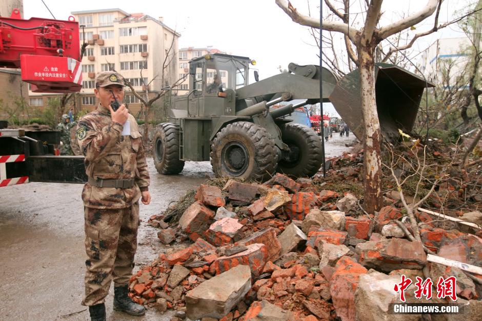 解放軍赴中石化黃濰輸油管線燃爆事故現場救援