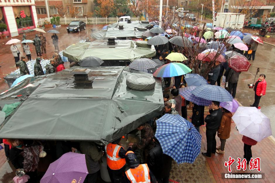 解放軍赴中石化黃濰輸油管線燃爆事故現場救援