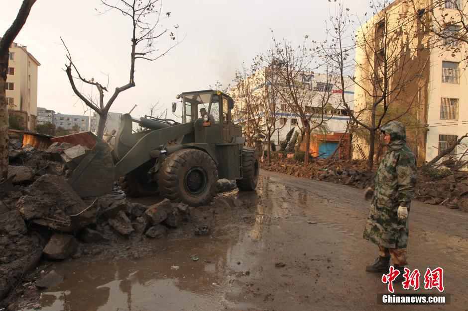 解放軍赴中石化黃濰輸油管線燃爆事故現場救援
