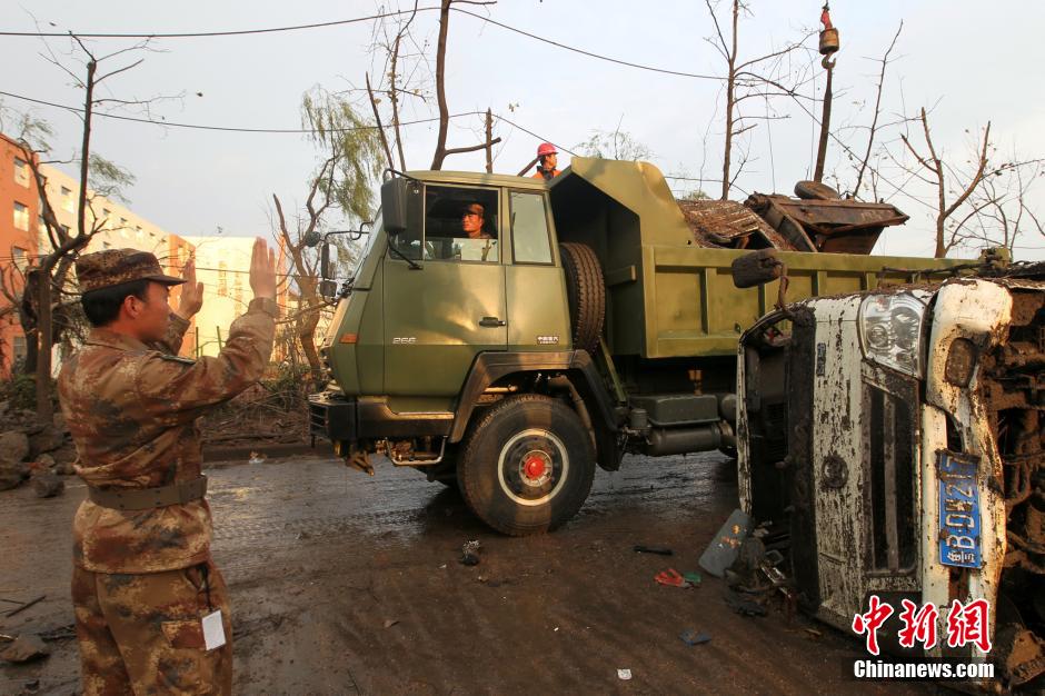 解放軍赴中石化黃濰輸油管線(xiàn)燃爆事故現(xiàn)場(chǎng)救援