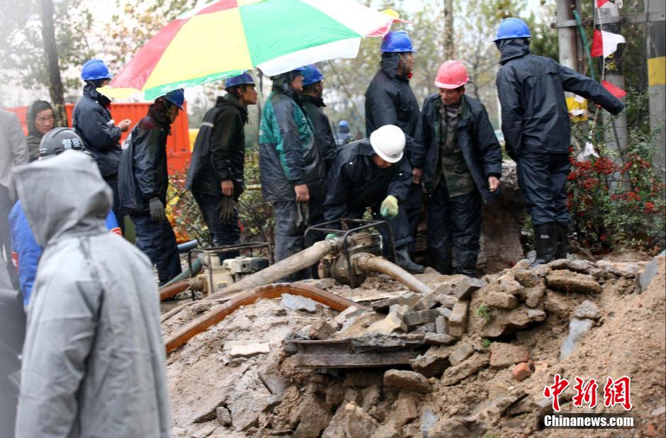 解放軍赴中石化黃濰輸油管線燃爆事故現場救援