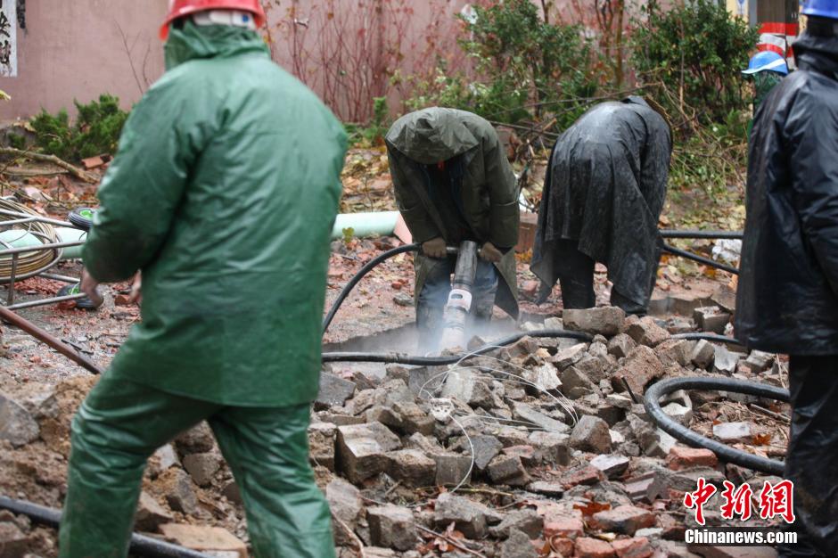 解放軍赴中石化黃濰輸油管線燃爆事故現(xiàn)場(chǎng)救援