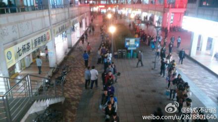 川大學(xué)生洗澡排隊(duì)兩小時(shí)遭調(diào)侃：聊天聊成情侶