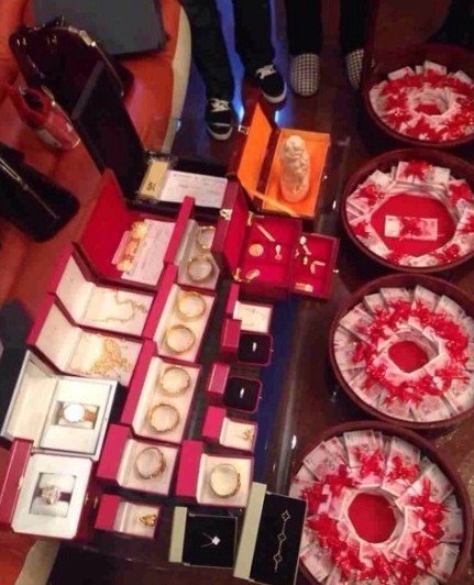 “土豪”訂婚下1080萬(wàn)禮金 動(dòng)用9輛豪車(組圖)