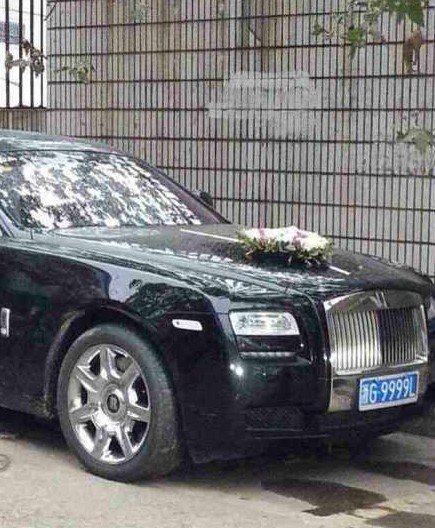 “土豪”訂婚下1080萬禮金 動用9輛豪車(組圖)