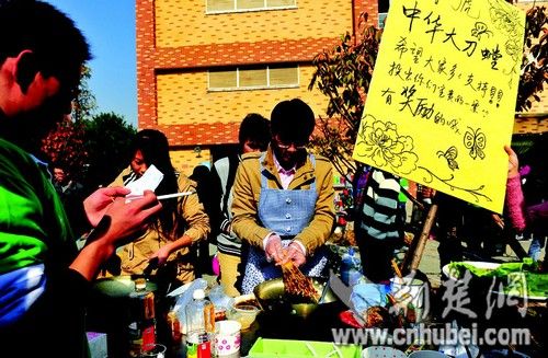 高校開昆蟲宴吃光50斤蟲子 教授帶頭吃蛆