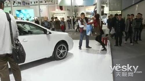 女子逼老公買車出大招 當(dāng)眾撕扯劃車后買下