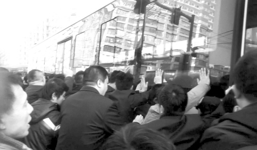 女子被卷公交車輪下 近兩百人抬車救(圖)