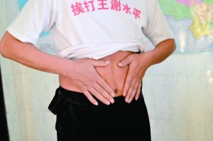 男子挨打為生月收入近萬 用生命賺錢遭妻女拋棄(圖)