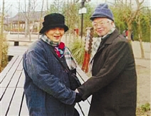 89歲的老公每天一封動(dòng)人情書給監(jiān)護(hù)室內(nèi)86歲的老伴