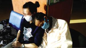 女子網上邂逅病重男孩賣房救人 丈夫支持（圖）