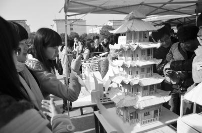 大學生用筷子和牙簽制作“黃鶴樓”模型(圖)