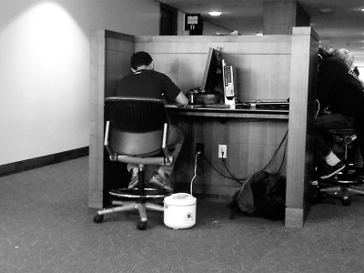 學霸圖書館煮飯 被調侃用香味干掉競爭對手(圖)