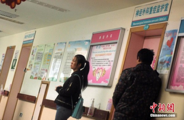 重慶被摔男嬰術后仍昏迷 打人女孩家屬從未看望