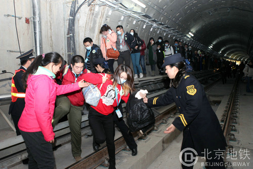 北京地鐵舉行應急疏散演練 首邀乘客參與