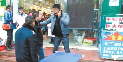 小販不聽勸拿起榔頭打城管 城管:希望市民配合