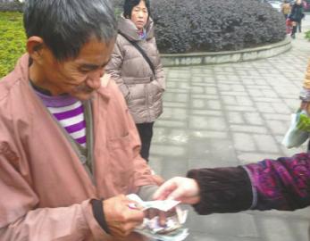 柚子爺爺收300元假鈔 好心市民捐近300真錢