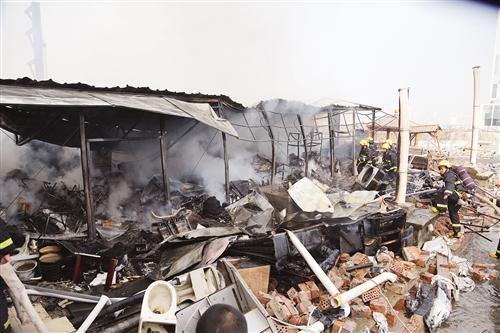 酒店頂樓突發火災 消防出動78米云梯消防車