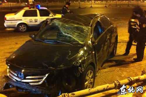 情侶吵架搶奪方向盤 車輛側(cè)翻女子受傷（圖）