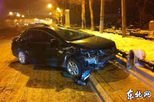 情侶吵架搶奪方向盤 車輛側(cè)翻女子受傷（圖）