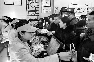 探訪慶豐包子鋪:顧客排到400多號 7旬老翁改口味(圖)