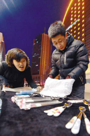 腦癱女子僅三指會動 與小9歲帥小伙喜結連理