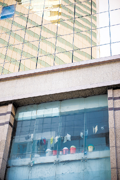 爛尾樓缺管理安全堪憂 深圳17年?duì)€尾王鋼筋嚴(yán)重扭曲