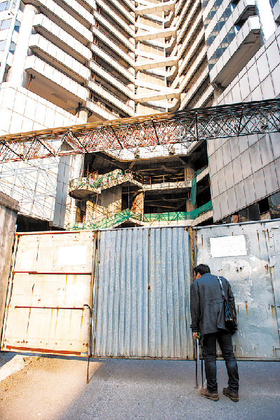 爛尾樓缺管理安全堪憂 深圳17年?duì)€尾王鋼筋嚴(yán)重扭曲