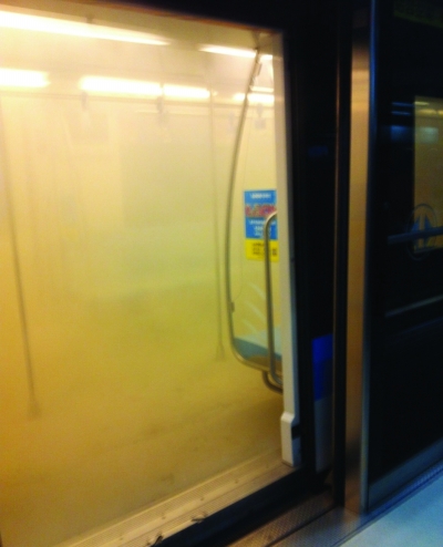 南京地鐵行駛中突然冒煙躥出火苗 肇事乘客稱錯帶化學品