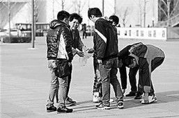 北京小伙擦凈別人吐的痰 堅(jiān)持禁痰7年