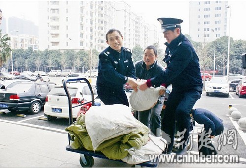 男子討薪獲18萬枚一角硬幣 銀行抽調10人清點(圖)