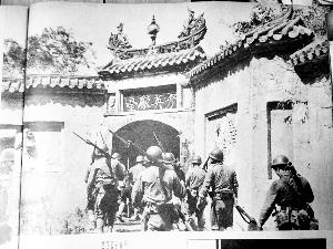 男子書攤淘舊書籍 現(xiàn)75年前日軍侵華舊畫冊(cè)