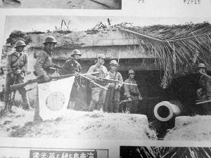 男子書攤淘舊書籍 現(xiàn)75年前日軍侵華舊畫冊(cè)