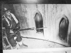 男子書攤淘舊書籍 現(xiàn)75年前日軍侵華舊畫冊(cè)