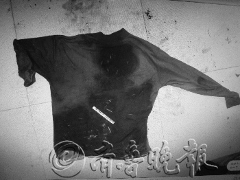 兩青年27刀捅死老漢拋尸荒野 拿錢回網吧上網