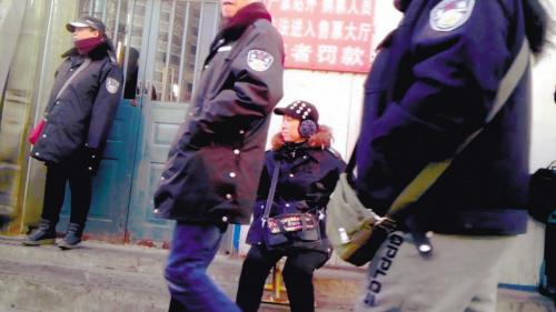 沈陽票販子穿“警服”進站口倒賣高價票(圖)